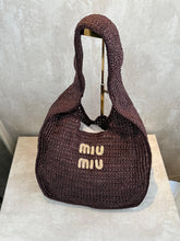 Bolsa Miumiu Hobo efeito ráfia