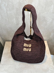 Bolsa Miumiu Hobo efeito ráfia