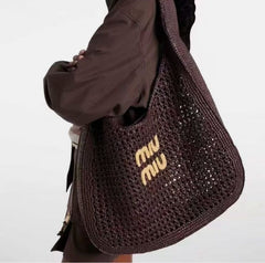 Bolsa Miumiu Hobo efeito ráfia