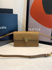 Bolsa  Prada em couro Saffiano